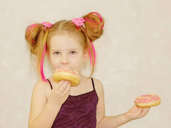 Маленькая Счастливая Милая Девочка Ест Пончики Розовом Фоне Стены Ребенок — стоковое фото