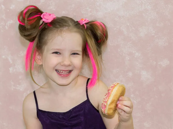 Маленька Щаслива Мила Дівчинка Їсть Пончик Рожевій Стіні Дитина Розважається — стокове фото