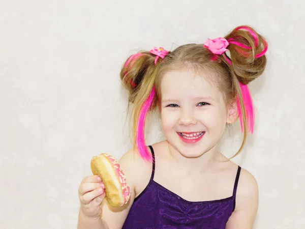 Маленькая Счастливая Милая Девочка Ест Пончики Розовом Фоне Стены Ребенок — стоковое фото