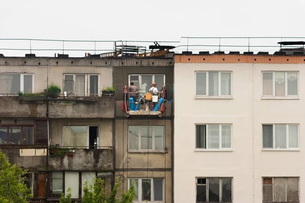 Due Operai Stanno Intonacando Facciata Edificio Senza Osservare Tecniche Sicurezza — Foto Stock