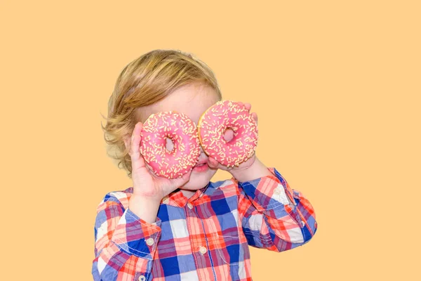 Gelukkig Schattig Jongetje Donut Eten Gele Achtergrond Muur Kind Het — Stockfoto