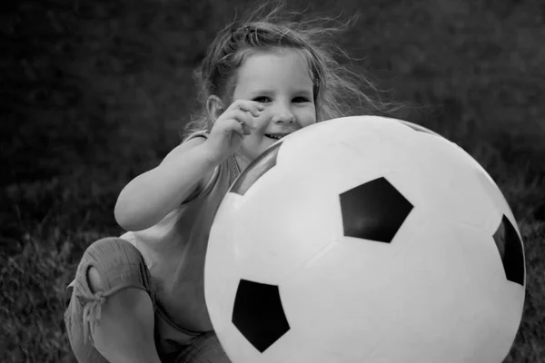 Babymeisje Zit Met Een Groot Bal Van Voetbal Kleuren Baby — Stockfoto