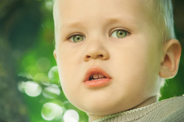 Kleine Peuter Jongen Opende Zijn Mond Mute Verrassing Close Portret — Stockfoto