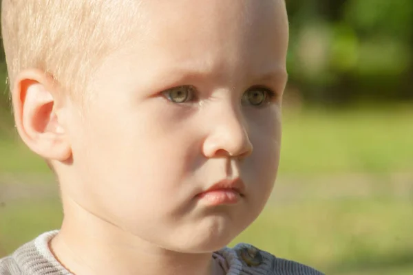 Mały Chłopiec Dziecko Jest Zdenerwowany Smutny Skoncentrowany Poważne Dziecko Jest — Zdjęcie stockowe