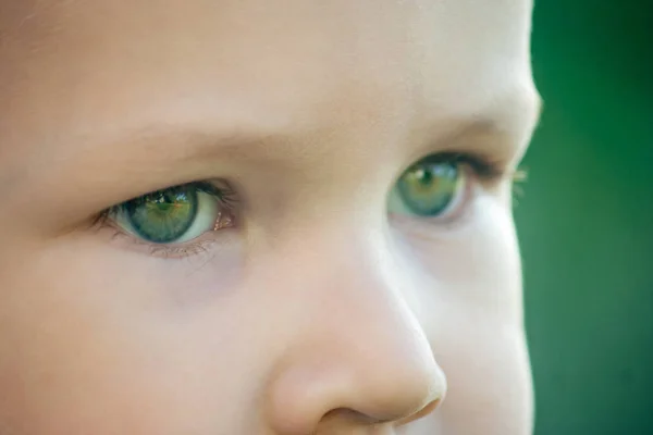 Küçük ciddi çocuk çocuk dümdüz görünüyor. Çocuk onu bekliyor zor geleceği temsil eder..