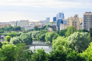 Bahar şehrin yükseklikten güzel görünümü ortalamak farklı mimarisi ve bir park şehir Nehri boyunca.