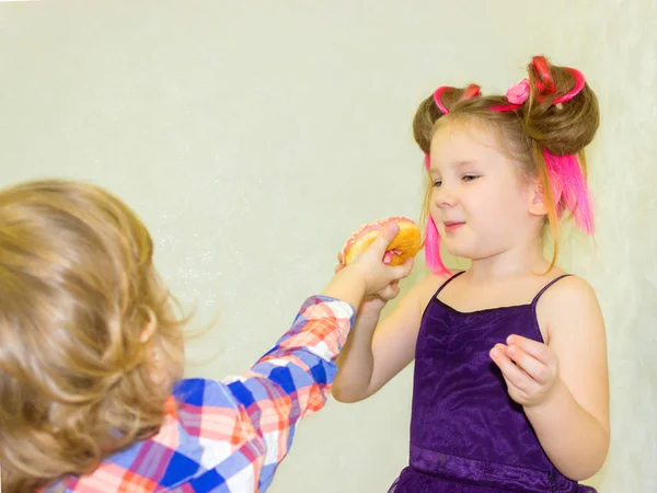 Fratello Una Sorella Una Ragazza Ragazzo Giocano Con Una Ciambella — Foto Stock