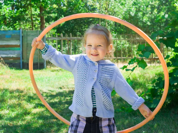 Babymeisje Leert Gaan Met Hulahup Het Kind Houdt Hoepel Met — Stockfoto