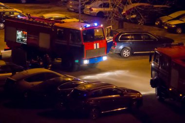 Geceleri ışıkları yanıp sönen ile yolun itfaiye yanıyor.