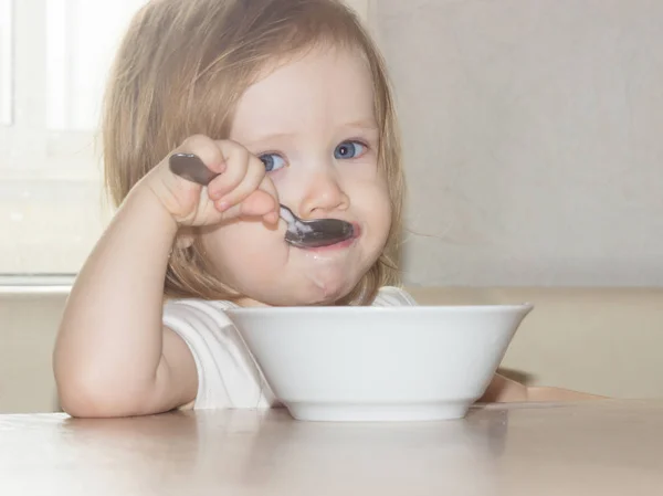 Shaggy Babymeisje Met Plezier Alleen Houdt Van Een Lepel Eet — Stockfoto