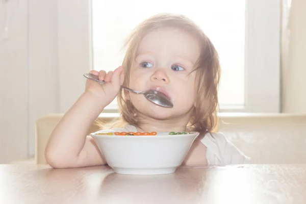 Shaggy Babymeisje Met Plezier Alleen Houdt Van Een Lepel Eet — Stockfoto