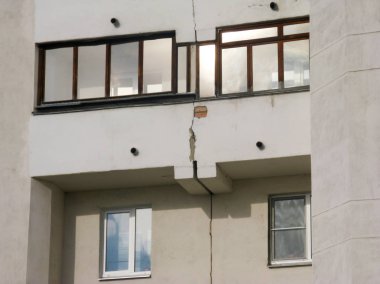 Yüksek katlı konut binasında uzun tehlikeli çatlak. Binanın çatlak cephe dışında odalar arasında gider. Ev inşaat sonrası evin daralması sırasında çatlaklar ortadan kaldırmak için onarım çalışması gerektirir.