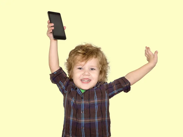 Biraz Toddler çocuk başının üstünde bir smartphone Gadget alır. Memnun bir çocuk onun Smartphone ile telefonlar oynamak için izin verildi mutlu.