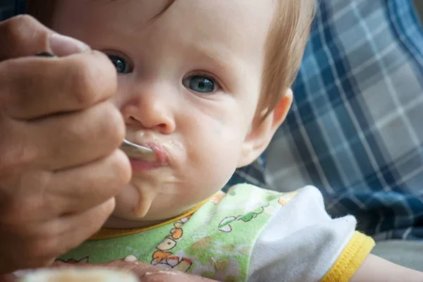 Een Kleine Baby Meisje Zit Armen Van Haar Grootvader Eet — Stockfoto