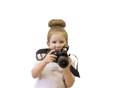 İş kıyafetleri giyen küçük bir kız, elinde bir refleks kamera tutuyor. Çocuk fotoğraf çekmek istiyor. Bebek fotoğraf çekmeyi öğrenir ve elindeki karmaşık tekniği inceler..