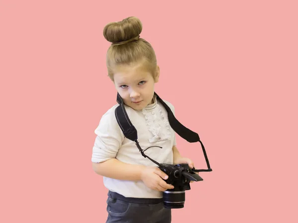 Malá Holčička Obchodním Oděvu Rukou Reflexní Kameru Dítě Učí Fotografovat — Stock fotografie
