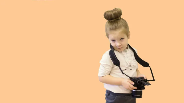 Chytrá Dívka Bílých Šatech Rukou Reflexní Kameru Předškolní Dítě Učí — Stock fotografie