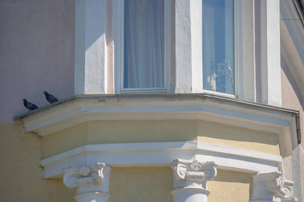 Детали, элементы, фрагменты здания являются макетом неокрасочного, ампирского стиля в архитектуре Советского Союза во времена правления Сталина
.