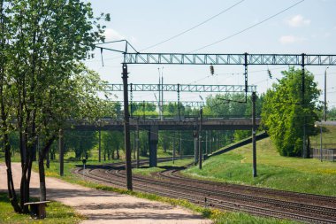 Boş demiryolu rayları ve t üzerinde karayolu köprüsü genel görünümü