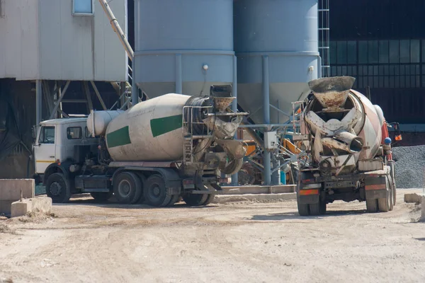 Dos Grandes Camiones Cemento Llevaron Cemento Zona Industrial Planta Contenedores — Foto de Stock