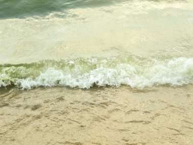 Düşük dalgalar birbirinin üzerinde yuvarlanıyor