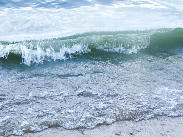 Ondas baixas rolam umas sobre as outras — Fotografia de Stock