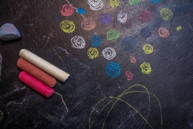 Çok renkli daireler tebeşirle çizilir