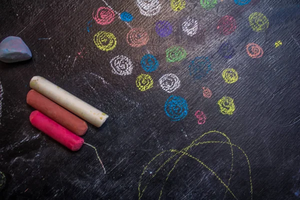 Çok renkli daireler tebeşirle çizilir