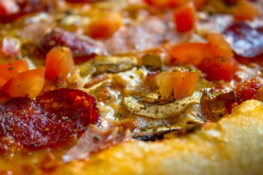 Lezzetli lezzetli pizza yakın çekim. 