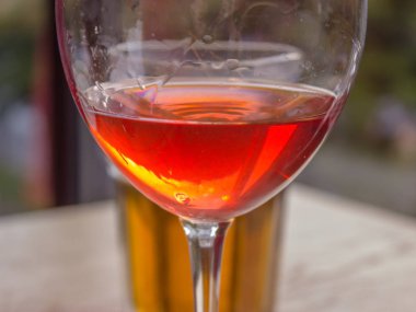 Bir kadeh şarap ve bir bardak bira ile dostça bir toplantı