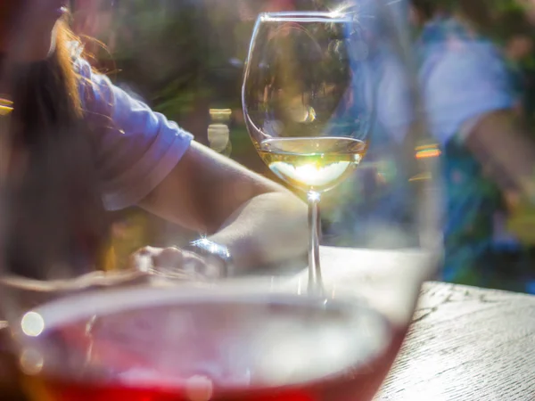 Şehir kafede bir kadeh şarap ile dostça toplantı.