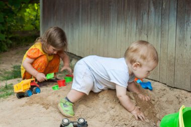Yaz çocuk eğlenceli kürek ile bir sandbox oyunudur.