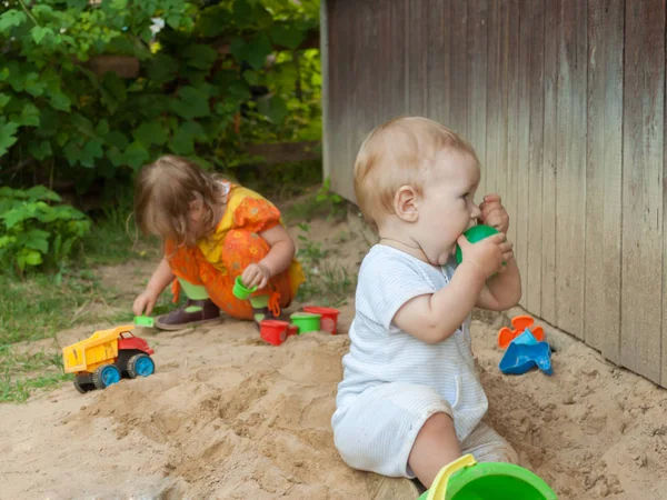 The boy tastes a green ball — Stock Photo, Image