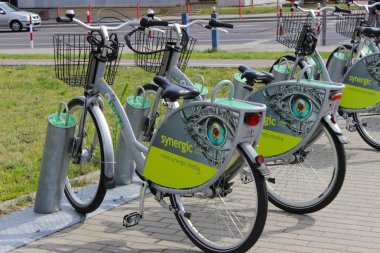 Polonya, Belostok - 13 Temmuz 2019. Bisikletler istasyonda. Kiralık kentsel ekolojik ulaşım. Kiralık bisikletler şehirdeki istasyonun yakınında arka arkaya duruyor.