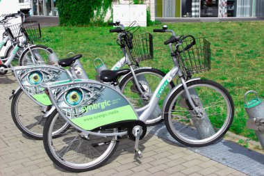 Polonya, Belostok - 13 Temmuz 2019. Bisikletler istasyonda. Kiralık kentsel ekolojik ulaşım. Kiralık bisikletler şehirdeki istasyonun yakınında arka arkaya duruyor.