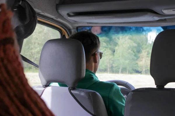 Sürücü bir yolcu taşıyor.. 