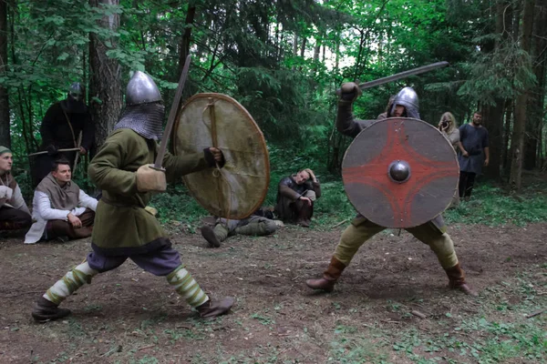 Grodek Polonia Julio 2019 Duelo Medieval Dos Guerreros Vikingos Los — Foto de Stock