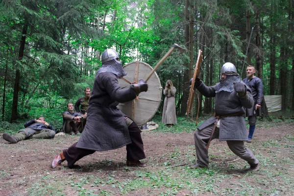 Grodek, Polonya - 13 Temmuz 2019. İki Viking savaşçısının ortaçağ düellosu. Orta Çağ'da seyirciler silahlı insanların savaşını izliyorlar. Maç kurallara göre yapılır.