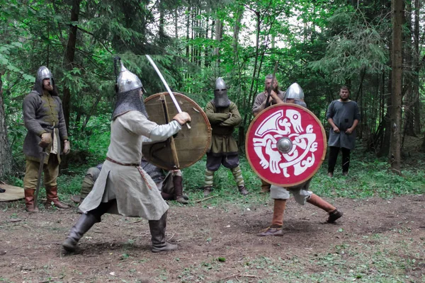 Grodek, Polonya - 13 Temmuz 2019. İki Viking savaşçısının ortaçağ düellosu. Orta Çağ'da seyirciler silahlı insanların savaşını izliyorlar. Maç kurallara göre yapılır.