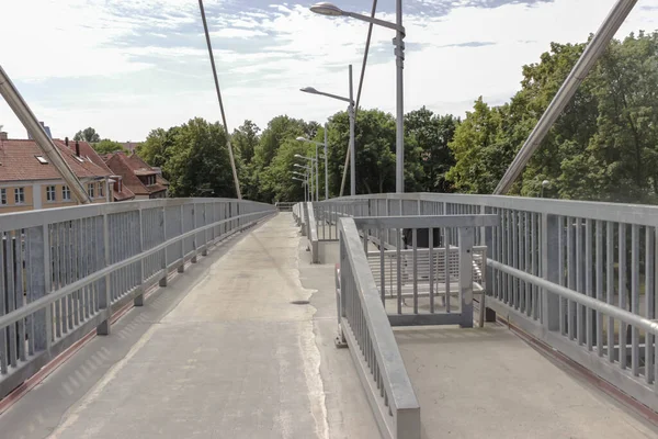 KLAIPEDA, LITUÂNIA - JUNHO 29, 2019. ponte pedonal sobre a ferrovia — Fotografia de Stock