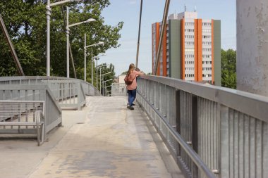 KLAIPEDA, LITHUANIA - 29 Haziran 2019 Demiryolu üzerindeki yaya köprüsü