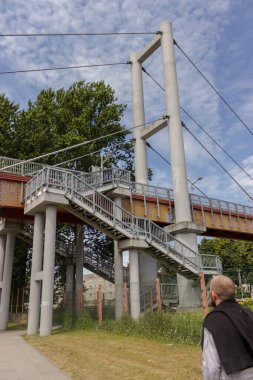 KLAIPEDA, LITHUANIA - 29 Haziran 2019 Demiryolu üzerindeki yaya köprüsü