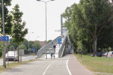 KLAIPEDA, LITHUANIA - 29 Haziran 2019 Demiryolu üzerindeki yaya köprüsü