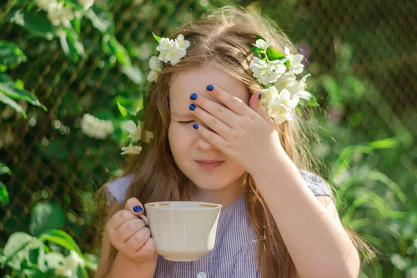 Bambino si aggrappa alla fronte e acciglia per l'odore inebriante — Foto Stock