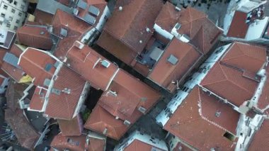 Lizbon, Portekiz 'in havadan panoramik görüntüsü. Alfama bölgesinin kırmızı çatıları, tarihi kiliseleri ve rıhtımı olan insansız hava aracı görüntüleri. Portekiz başkentinin eski şehir siluetinin manzarası.