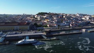 Lizbon, Portekiz 'in havadan panoramik görüntüsü. Alfama bölgesinin kırmızı çatıları, tarihi kiliseleri ve rıhtımı olan insansız hava aracı görüntüleri. Portekiz başkentinin eski şehir siluetinin manzarası.