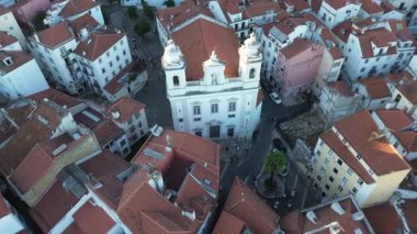 Lizbon, Portekiz 'in havadan panoramik görüntüsü. Alfama bölgesinin kırmızı çatıları, tarihi kiliseleri ve rıhtımı olan insansız hava aracı görüntüleri. Portekiz başkentinin eski şehir siluetinin manzarası.