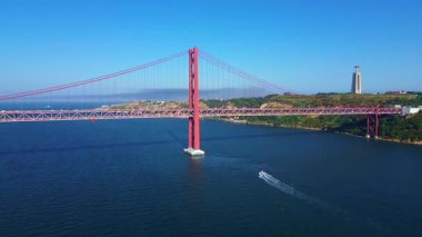 25 Nisan Köprüsü 'nün İHA görüntüsü. Ponte 25 de Abril. Tejo Nehri üzerindeki asma köprü. Lizbon, Portekiz. 08.08.2025