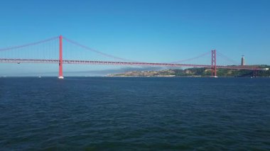 25 Nisan Köprüsü 'nün İHA görüntüsü. Ponte 25 de Abril. Tejo Nehri üzerindeki asma köprü. Lizbon, Portekiz. 08.08.2025