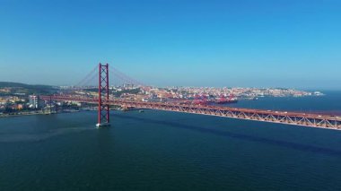 25 Nisan Köprüsü 'nün İHA görüntüsü. Ponte 25 de Abril. Tejo Nehri üzerindeki asma köprü. Lizbon, Portekiz. 08.08.2025
